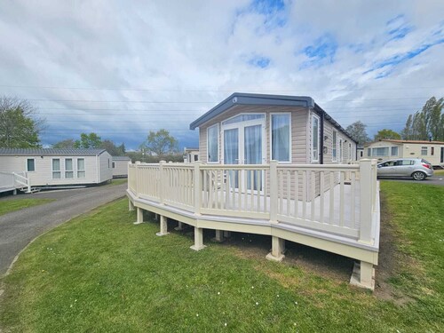 Freesia 3 Bedroom Modern Caravan Rockley Park, Poole Harbour, Dorset. Dogs free.