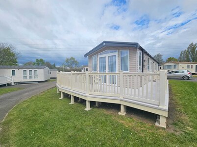 Freesia 3 Bedroom Modern Caravan Rockley Park, Poole Harbour, Dorset. Dogs free.