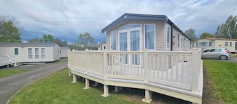 Freesia 3 Bedroom Modern Caravan Rockley Park, Poole Harbour, Dorset. Dogs free.