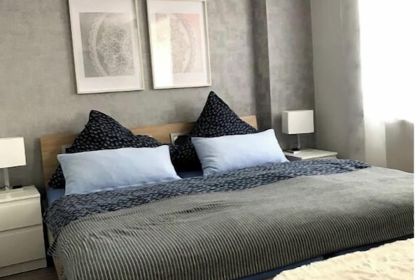 Schlafzimmer mit Doppelbett