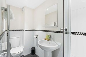 Shower, shampoo - Charming Seaside Escape Steps from Brighton Pier (Brighton and Hove)