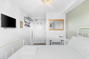 1 chambre, fer et planche à repasser, accès Internet, draps fournis