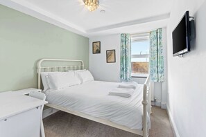1 bedroom, iron/ironing board, Internet, bed sheets - Charming Seaside Escape Steps from Brighton Pier (Brighton and Hove)