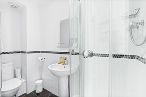 Shower, hair dryer - Stay by Brighton Modern Comfort in the City (Brighton and Hove)