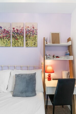 1 habitación, tabla de planchar con plancha, internet y ropa de cama 