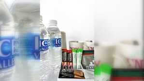 Une gamme variée d’eau en bouteille et de boissons, notamment des produits Nescafe et des sachets de stevia.