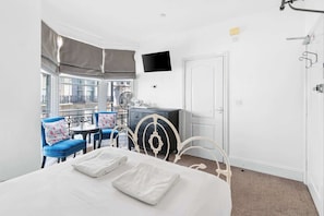 1 chambre, fer et planche à repasser, accès à Internet, literie fournie