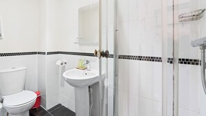 Ein Badezimmer mit Toilette, Waschbecken und Dusche.