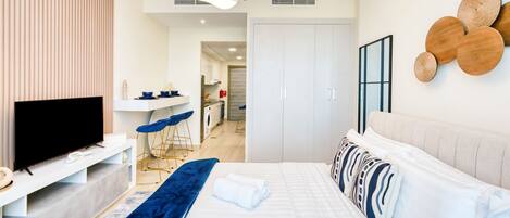 Tabla de planchar con plancha, wifi gratis, ropa de cama