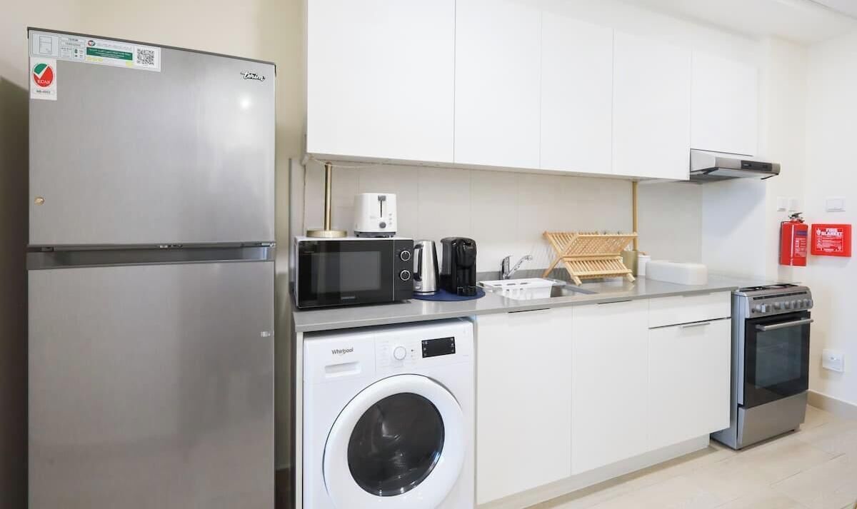 Coffee/tea maker, fridge, microwave, oven