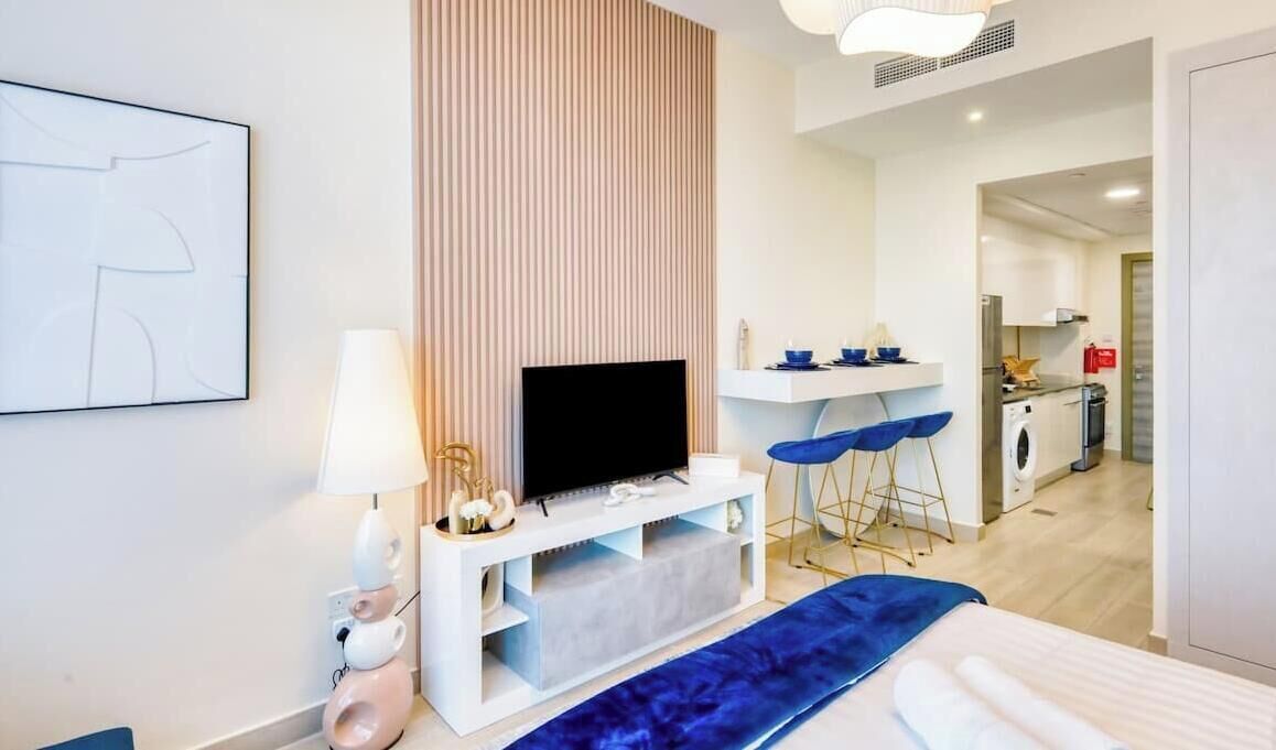 Tabla de planchar con plancha, wifi gratis, ropa de cama