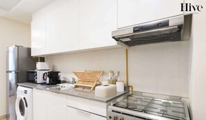 Wasserkocher mit Kaffee-/Teezubehör, Kühlschrank, Mikrowelle, Ofen