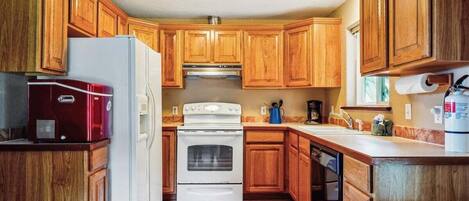 Kylskåp, mikrovågsugn, ugn och spishäll