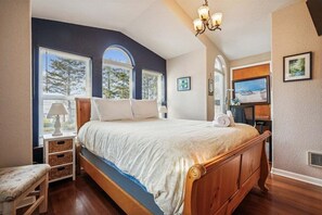 5 bedrooms, iron/ironing board, Internet, bed sheets