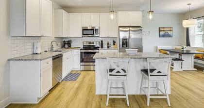 Walk to Riverfront District: Bright Wilmington Apt