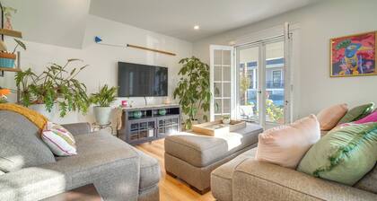 Walk to Beach: Dog-friendly Ventnor City Retreat!