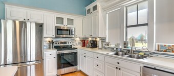 Ocean Views: Pet-friendly Surfside Beach Gem