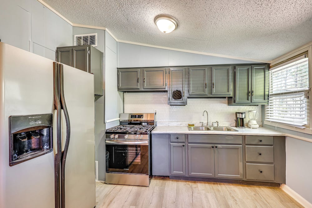 Hike, Golf & Fish: Pine Bluff Retreat - Altheimer, AR