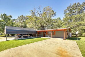 Interior - Hike, Golf & Fish: Pine Bluff Retreat (Pine Bluff)