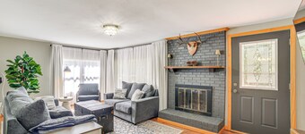 Walk to Water: Lake House in Suring!