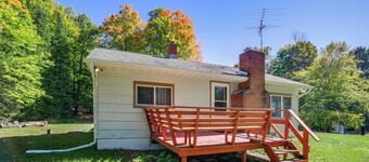 Walk to Water: Lake House in Suring!