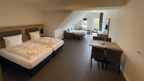Kamar Quadruple Keluarga, 1 Tempat Tidur Queen dengan tempat tidur Sofa, Bebas Asap Rokok | Area keluarga