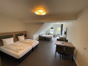 Chambre Quadruple Familiale, 1 grand lit et 1 canapé-lit, non-fumeur, vue ville | Coin séjour