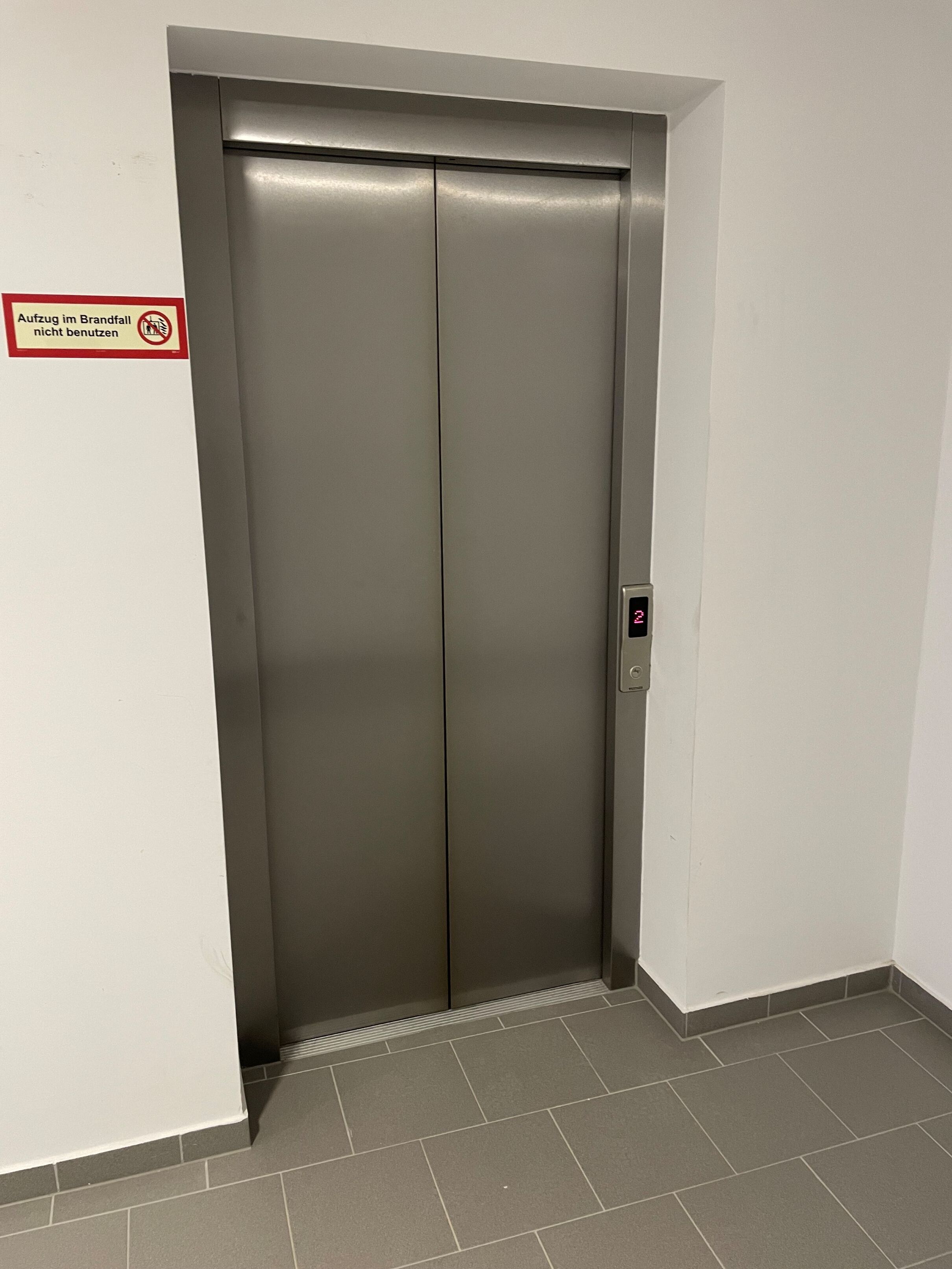 Ascensor fuera de servicio con un cartel que indica que no debe usarse.