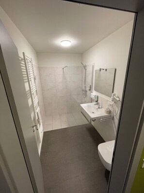 Shower, hair dryer, towels, soap - Hotel am Pferdemarkt (Aurich)