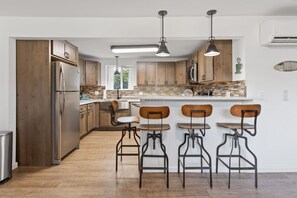 Een microgolfoven, een oven, een kookplaat, een vaatwasser