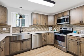 Microondas, horno, placa de cocina y lavavajillas