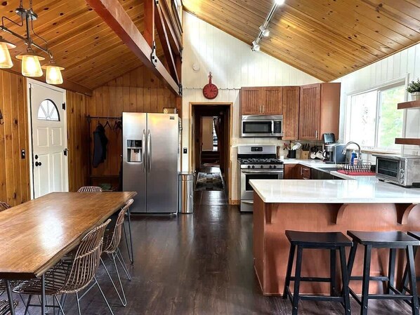 Fridge, microwave, oven, stovetop - Teal House - Twain Harte Lake Access (Twain Harte)