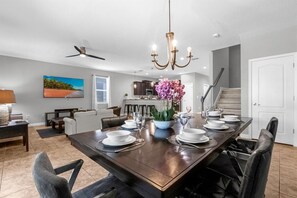 House | 7 bedrooms, Internet - Upstay - 23-guest Mansion w Pool Game Room and BBQ (Davenport)