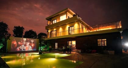 2.5 acres,5 luxury rooms,master suite with bathtub,pool,kids area ,Lawn.