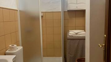 Een haardroger, handdoeken