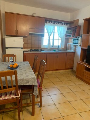 Refrigerador, microondas, horno y cafetera y tetera