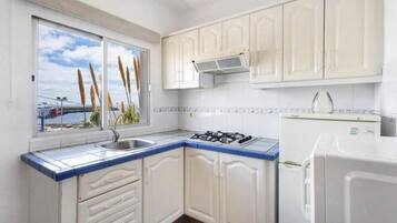 Mikrobølgeovn, kaffetrakter/tekoker, vannkoker og brødrister