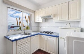 Microwave, coffee/tea maker, electric kettle, toaster - Comfortable Apartment with spectacular sea views (Valverde)