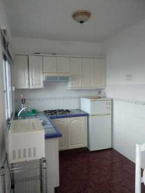 Microwave, coffee/tea maker, electric kettle, toaster