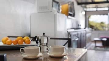 Réfrigérateur, micro-ondes, cafetiÚre/bouilloire, bouilloire électrique