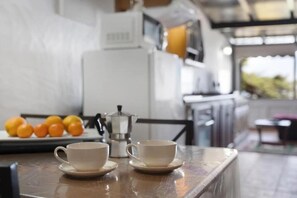 Kühlschrank, Mikrowelle, Wasserkocher mit Kaffee-/Teezubehör