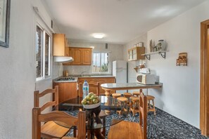 冷蔵庫、電子レンジ、オーブン、コーヒー / ティーメーカー