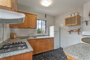 Kühlschrank, Mikrowelle, Ofen, Wasserkocher mit Kaffee-/Teezubehör