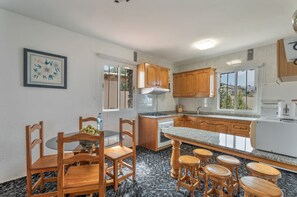 Kühlschrank, Mikrowelle, Ofen, Wasserkocher mit Kaffee-/Teezubehör