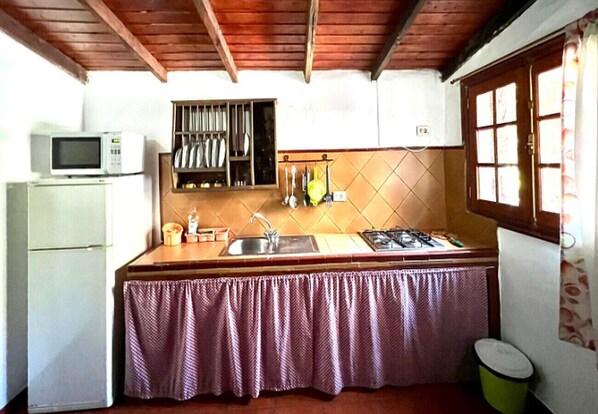 Kühlschrank, Mikrowelle, Wasserkocher mit Kaffee-/Teezubehör