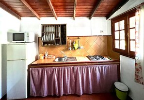 Kühlschrank, Mikrowelle, Wasserkocher mit Kaffee-/Teezubehör