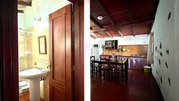 Kühlschrank, Mikrowelle, Wasserkocher mit Kaffee-/Teezubehör