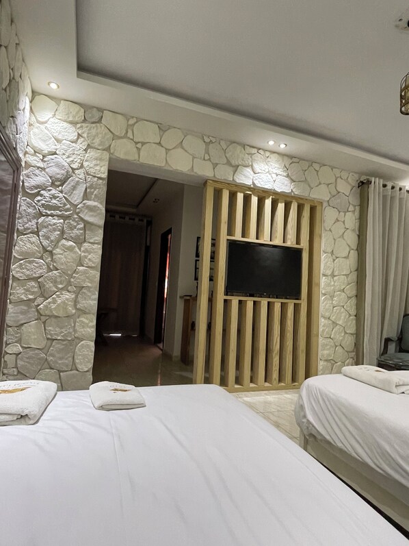 Trippelrum för familj - utsikt mot bergen | Ljudisolering