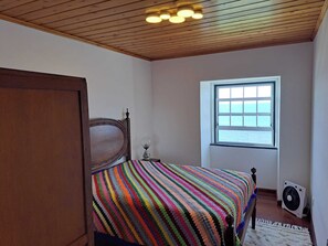 3 slaapkamers, een strijkplank/strijkijzer, gratis wifi, beddengoed