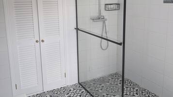 Doccia, asciugacapelli, asciugamani, carta igienica